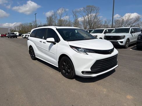 Used 2026 Toyota Sienna XLE Woodland Edition image 4