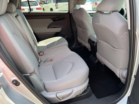 Used 2020 Toyota Highlander LE AWD/4WD image 19