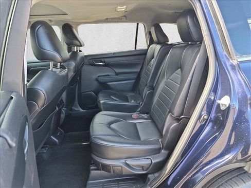 Used 2021 Toyota Highlander XLE FWD image 18