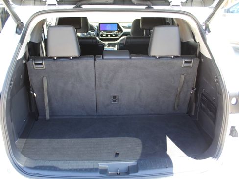 Used 2023 Toyota Highlander Limited FWD image 23