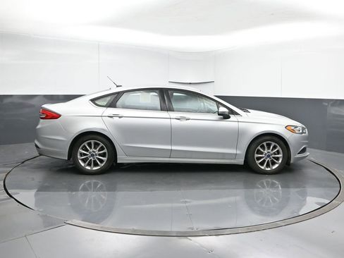 Used 2017 Ford Fusion SE image 6