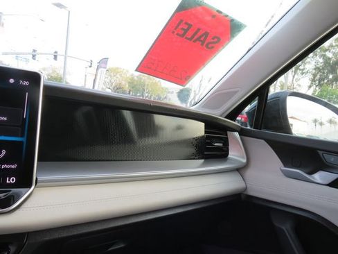 Used 2025 Volkswagen Tiguan SE image 28