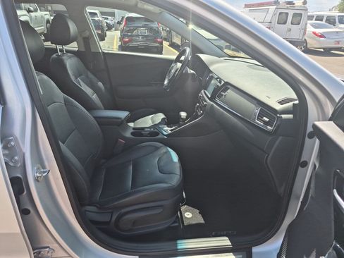 Used 2018 Kia Niro Touring FWD image 30