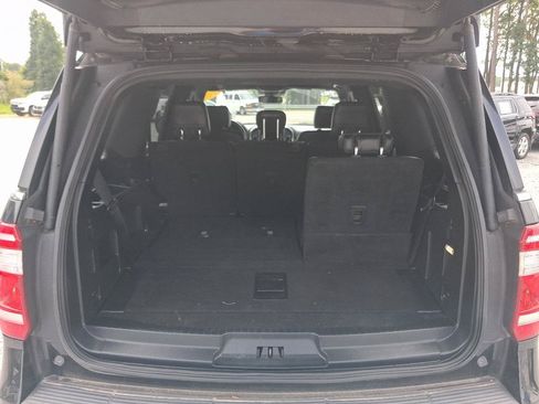 Used 2018 Ford Expedition XLT w/ Equipment Group 202A AWD/4WD image 9