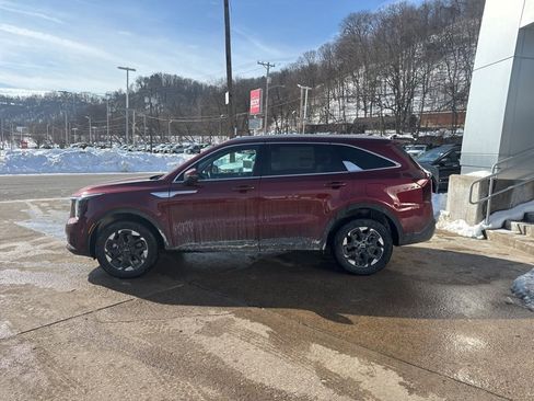 Used 2025 Kia Sorento S image 4