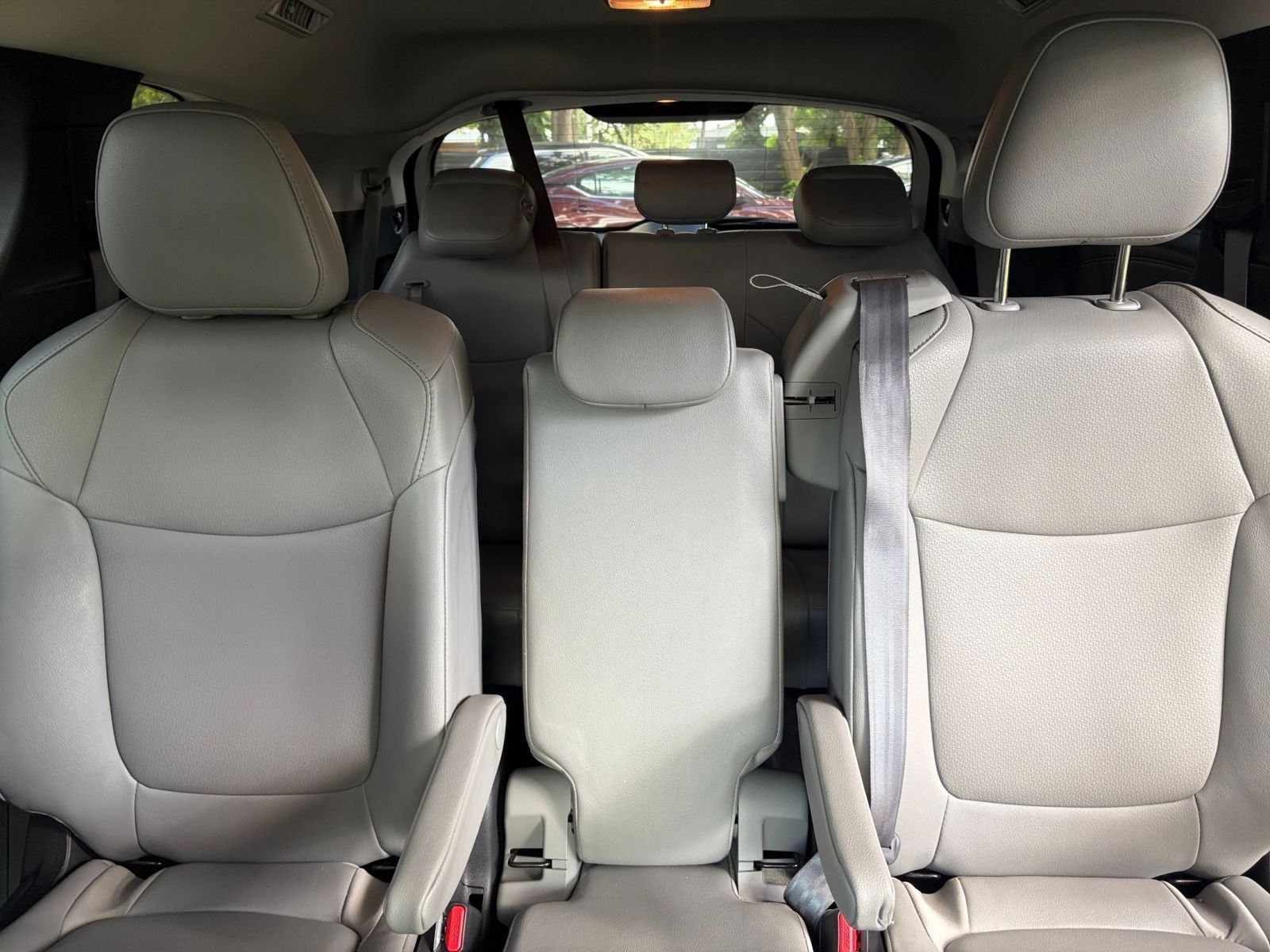 Used 2025 Toyota Sienna XLE FWD image 41