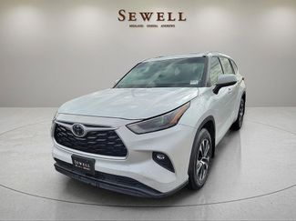 Used 2022 Toyota Highlander XLE FWD video 1