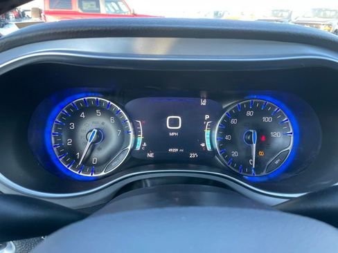Used 2025 Chrysler Pacifica Limited FWD image 10