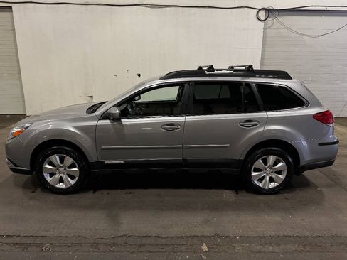 Used 2011 Subaru Outback 3.6R Limited w/ PWR Moonroof Pkg AWD/4WD image 2