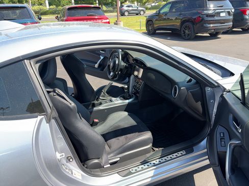 Used 2018 Toyota 86 RWD image 16