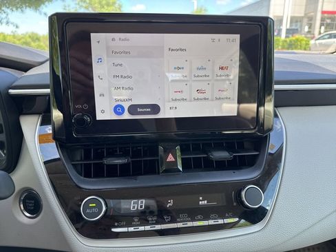 Used 2025 Toyota Corolla LE w/ LE Premium Package FWD image 11