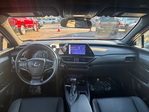 Used 2023 Lexus UX 250h AWD image 11