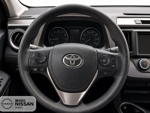 Used 2018 Toyota RAV4 LE FWD image 8