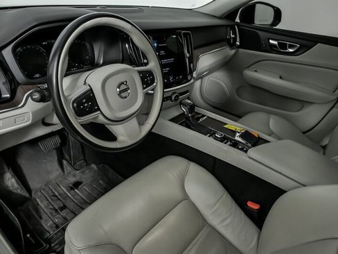 Used 2021 Volvo S60 T6 Momentum w/ Premium Package image 17