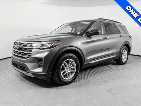 Used 2025 Ford Explorer Active RWD image 2