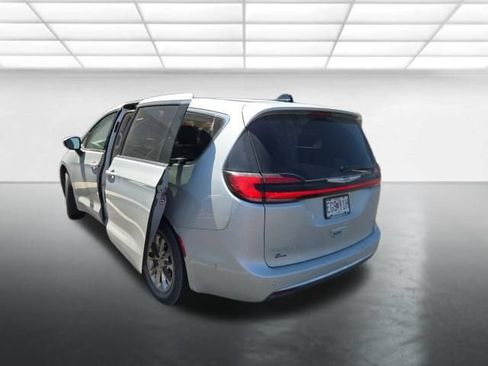 Used 2023 Chrysler Pacifica Touring-L AWD/4WD image 4