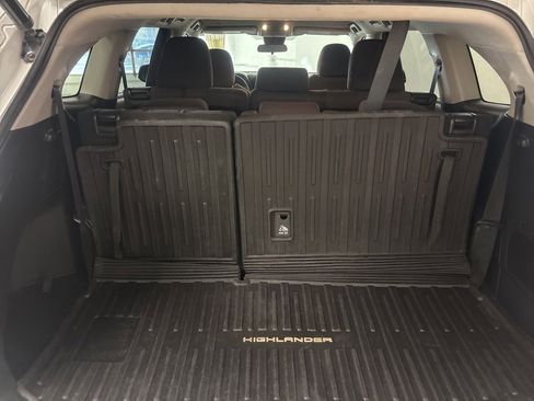 Used 2022 Toyota Highlander LE image 10