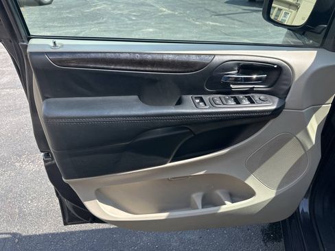 Used 2016 Dodge Grand Caravan SXT FWD image 14