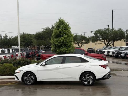Used 2025 Hyundai Elantra SEL image 4