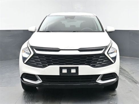 Used 2023 Kia Sportage LX image 3