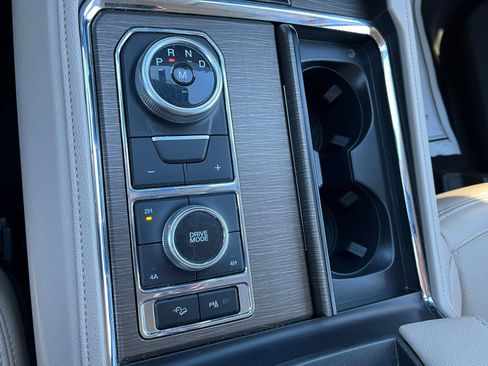 Used 2024 Ford Expedition Limited image 11