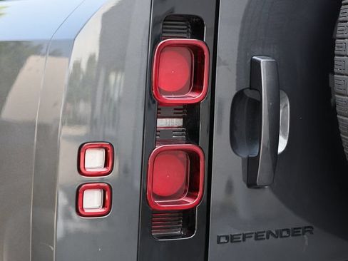 Used 2025 Land Rover Defender 110 X-Dynamic SE AWD/4WD image 11