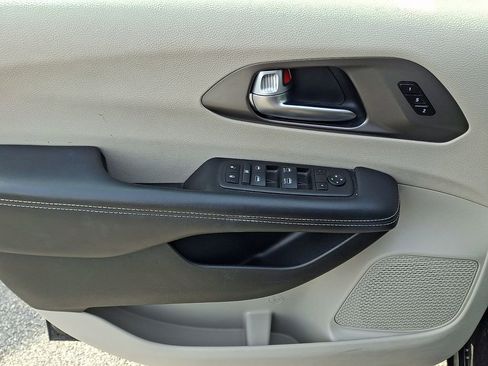 Used 2024 Chrysler Pacifica Touring-L image 12