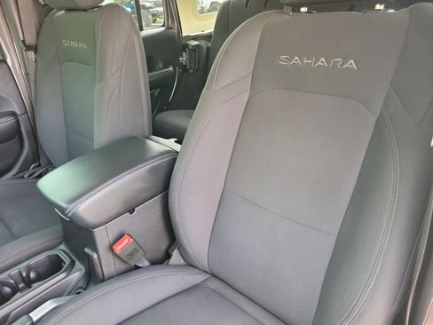 Used 2018 Jeep Wrangler Unlimited Sahara image 8