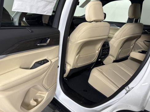 New 2025 Jeep Grand Cherokee Limited w/ Luxury Tech Group II image 20