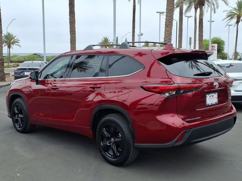 Used 2021 Toyota Highlander LE FWD image 4