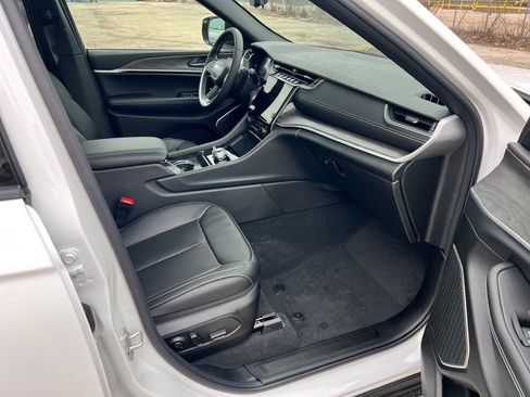 Used 2025 Jeep Grand Cherokee Limited w/ Luxury Tech Group II image 10