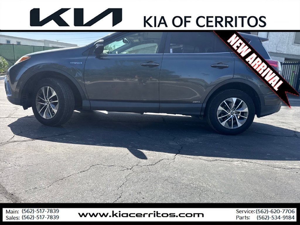 Used 2017 Toyota RAV4 XLE AWD/4WD image 2