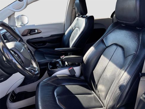 Used 2019 Chrysler Pacifica Touring-L image 23