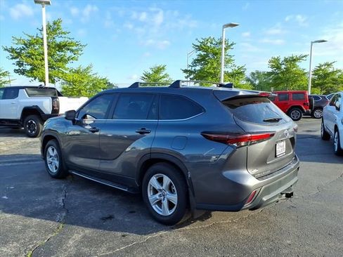 Used 2024 Toyota Highlander LE AWD/4WD image 9
