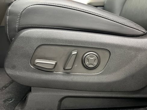 Used 2025 Kia Carnival FWD image 10