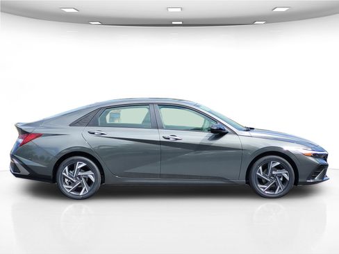 New 2025 Hyundai Elantra SEL image 9