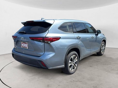 Used 2022 Toyota Highlander XLE FWD image 5