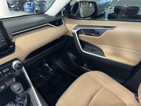 Used 2019 Toyota RAV4 LE FWD image 29