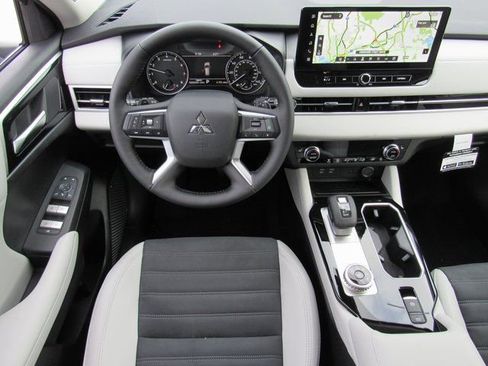 New 2026 Mitsubishi Outlander SE image 8