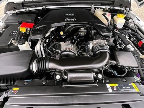 Used 2021 Jeep Gladiator Sport image 9