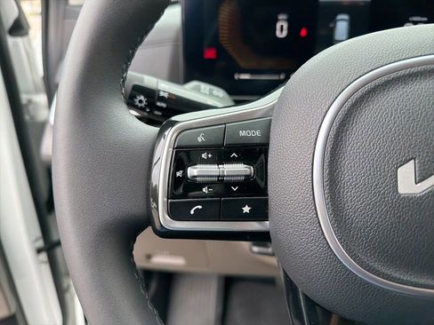 Used 2025 Kia Carnival EX FWD image 18