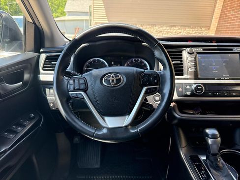 Used 2019 Toyota Highlander XLE AWD/4WD image 7