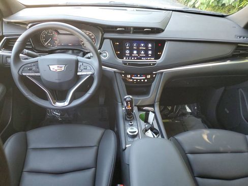 New 2025 Cadillac XT6 Luxury image 14