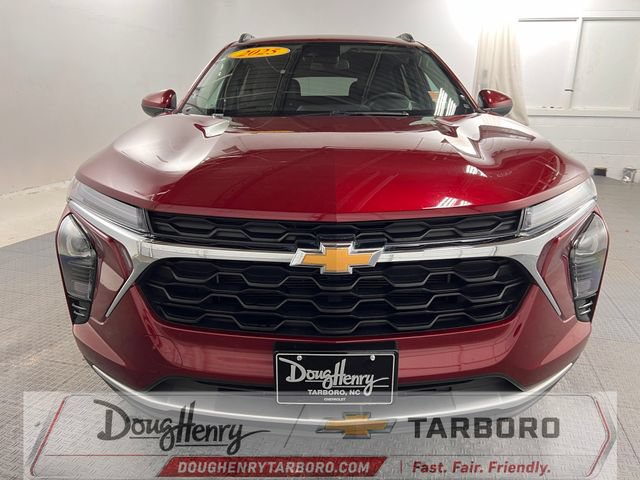 Used 2025 Chevrolet Trax LT w/ LT Convenience Package FWD image 2