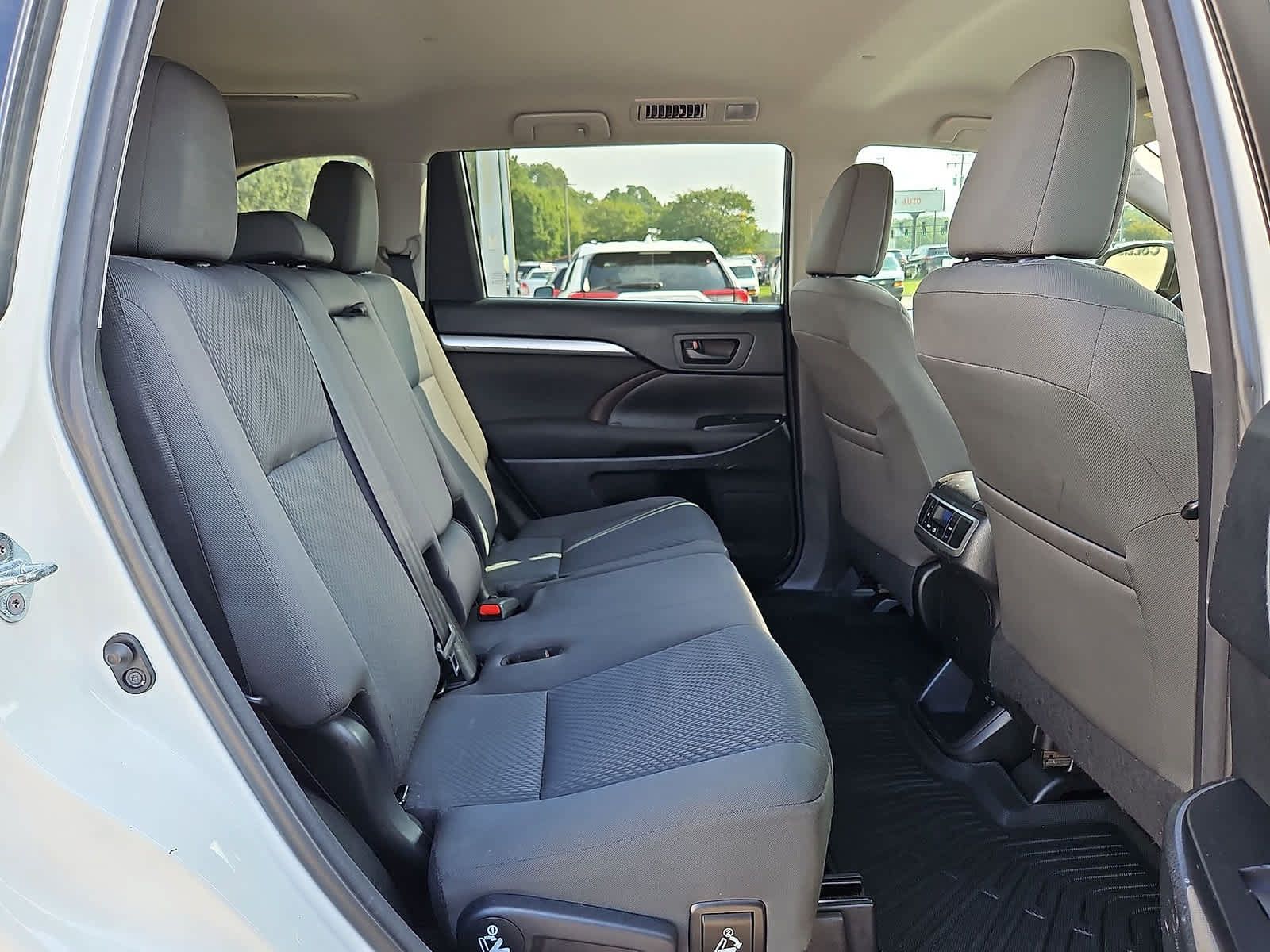 Used 2017 Toyota Highlander LE FWD image 30