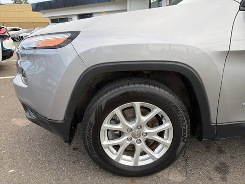 Used 2016 Jeep Cherokee Sport image 10