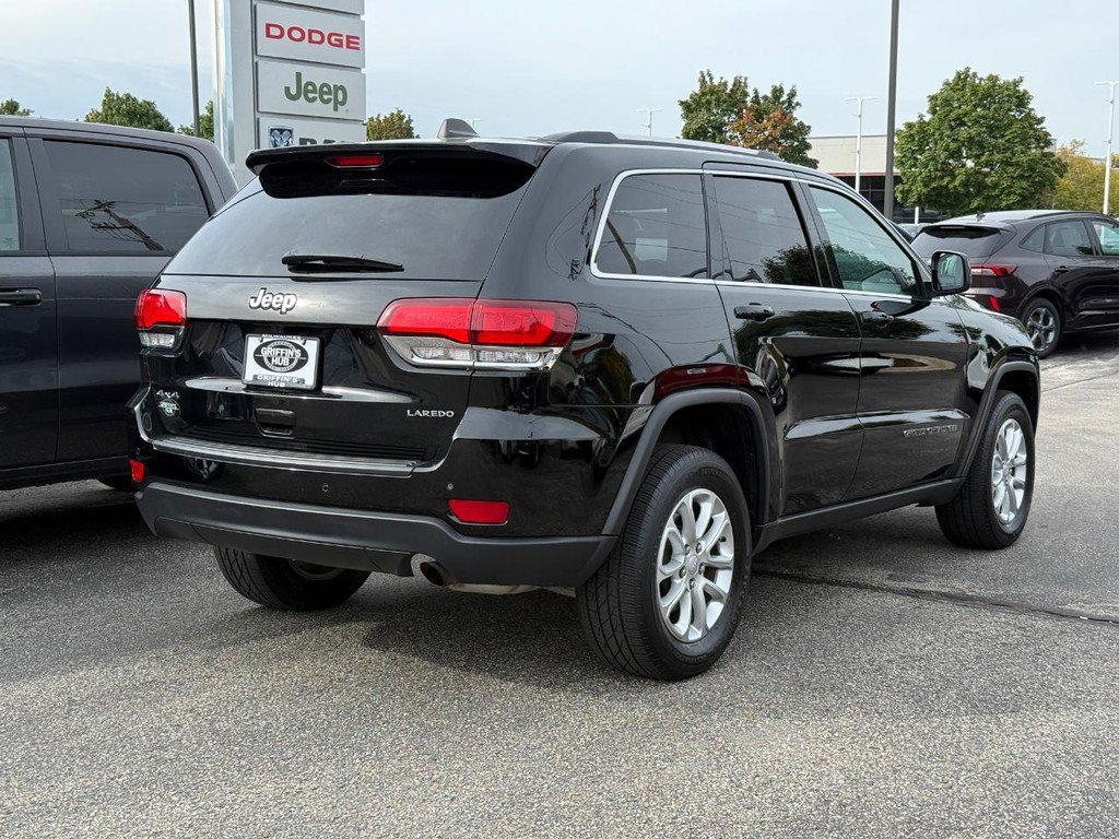 Used 2021 Jeep Grand Cherokee Laredo w/ Security & Convenience Group AWD/4WD image 3