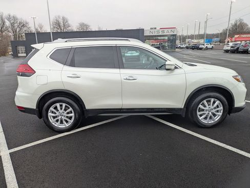 Used 2017 Nissan Rogue SV w/ Sun & Sound Touring Package image 4