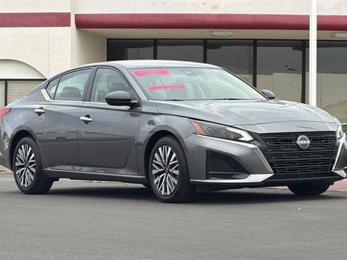 Used 2024 Nissan Altima 2.5 SV FWD image 2