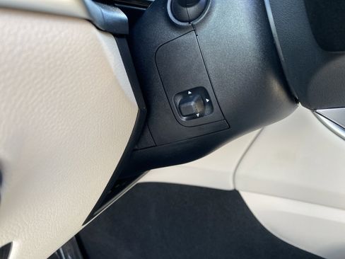 Used 2025 Mercedes-Benz GLC 300 4MATIC image 16